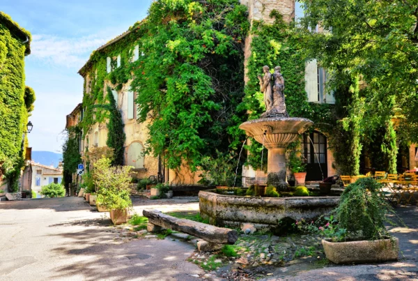 Provence Verte, vue d'un village typique non loin de la Villa Handrès