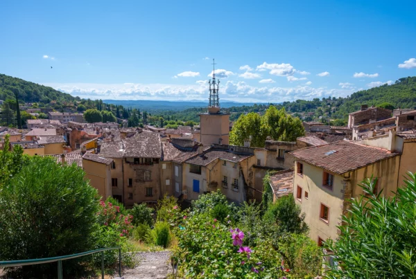 Cotignac en Provence, à seulement 45 minutes de la VIlla Handrès